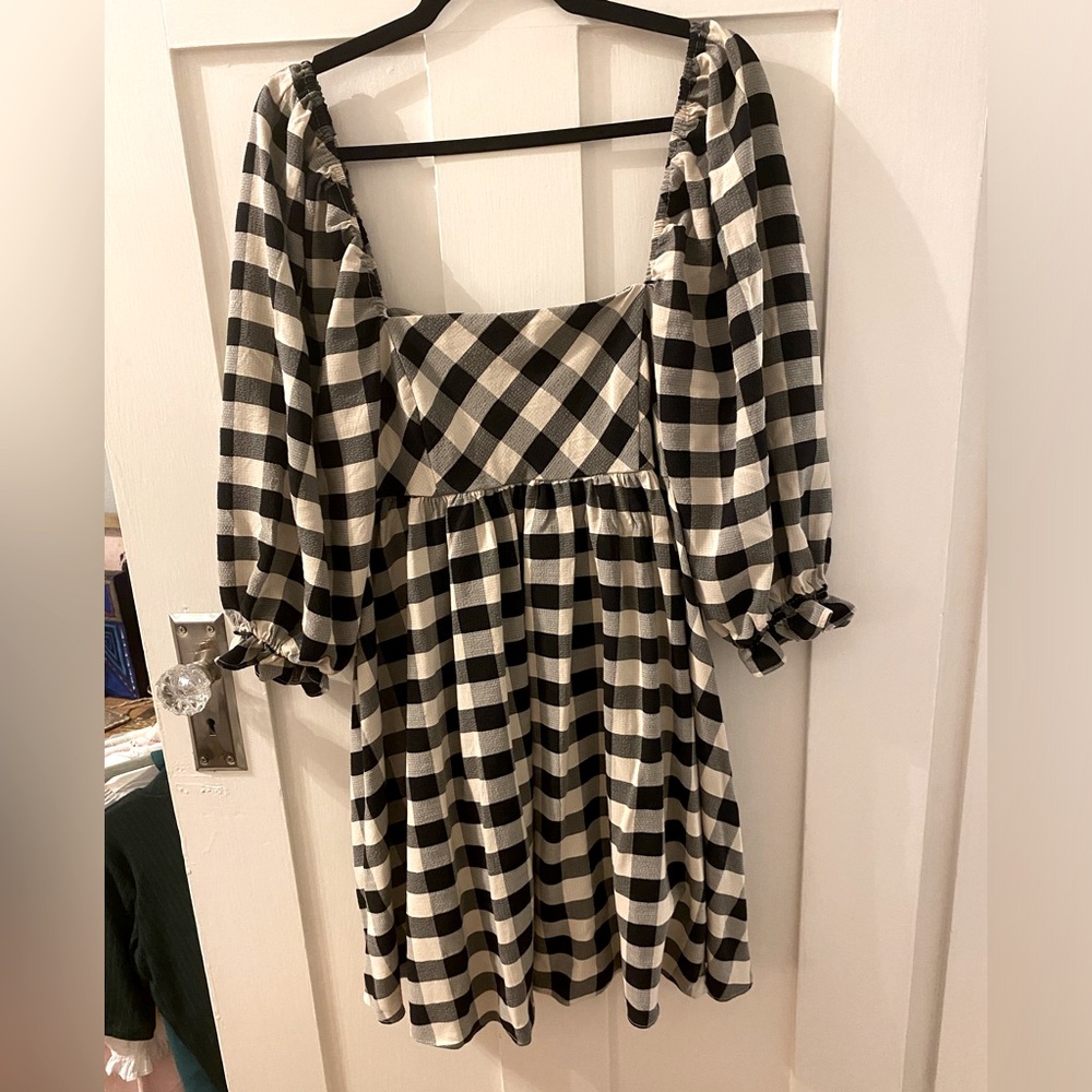 MIDI length dress. Puffy sleeves. Fit size 14-18.